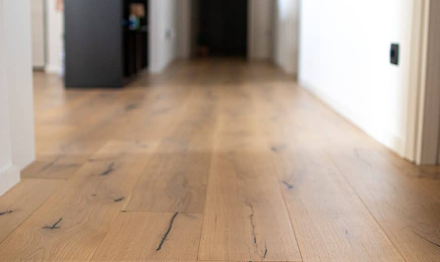 Chauffage au sol sous parquet massif : guide d’installation et avantages 2024